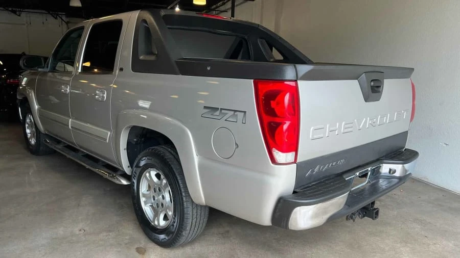 2005 Chevrolet Avalanche - Image 3 of 15