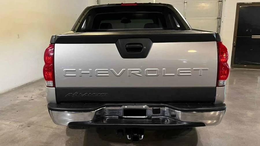 2005 Chevrolet Avalanche - Image 11 of 15