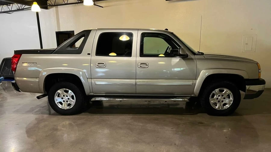 2005 Chevrolet Avalanche - Image 14 of 15