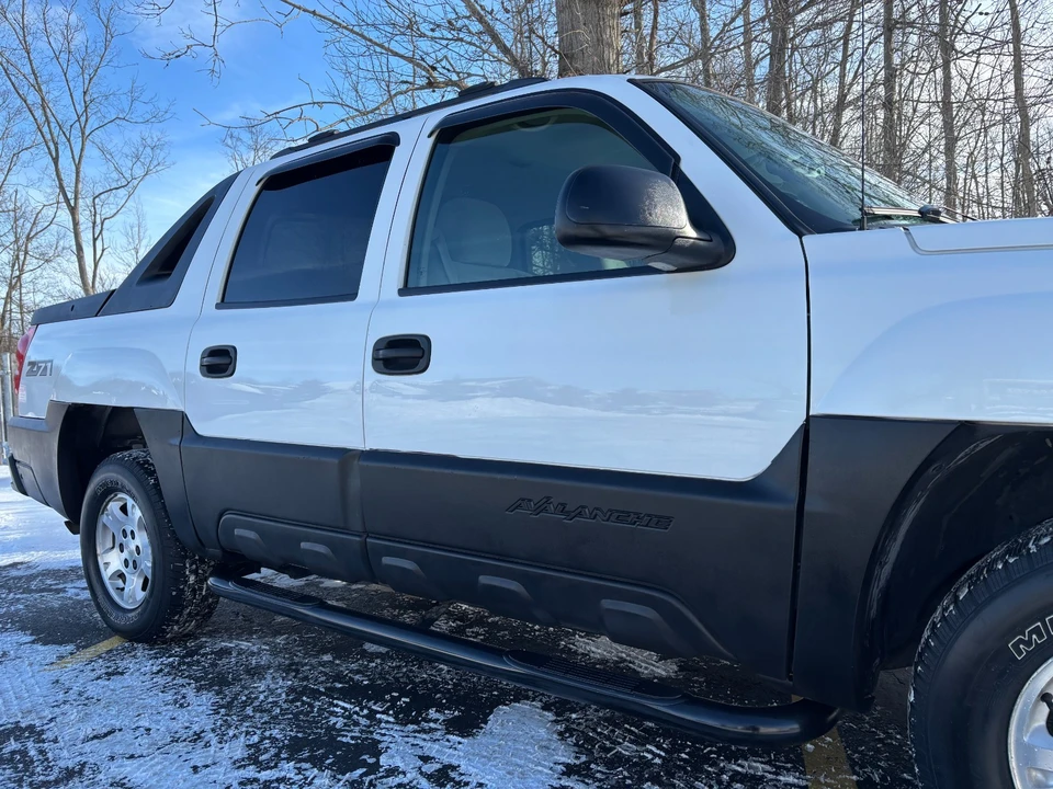 2005 Chevrolet Avalanche - Image 16 of 21