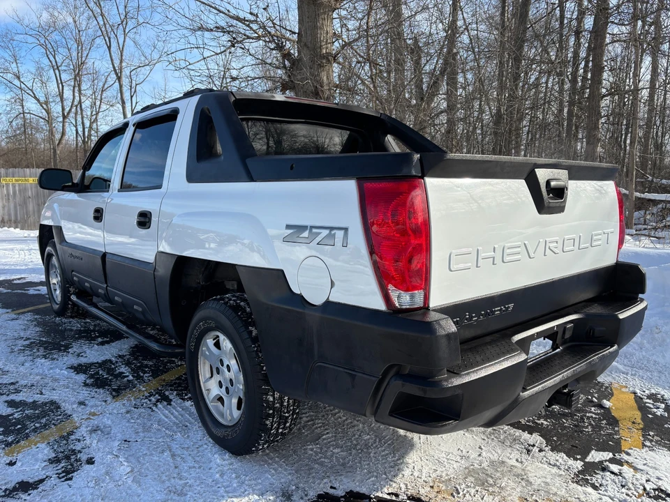 2005 Chevrolet Avalanche - Image 9 of 21