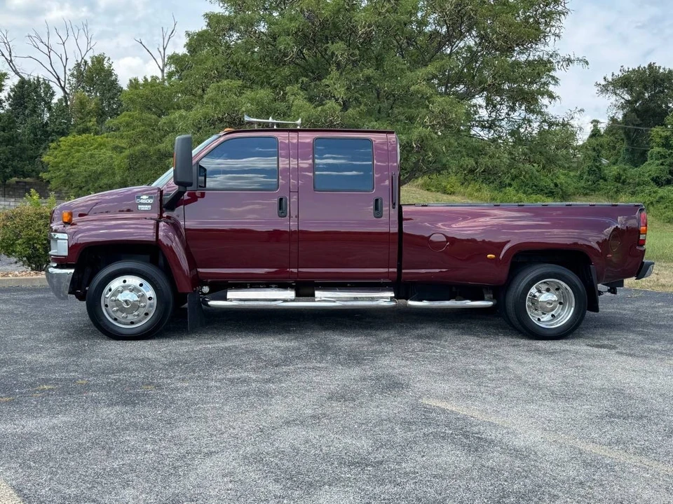 2005 Chevrolet Kodiak - Image 2 of 17
