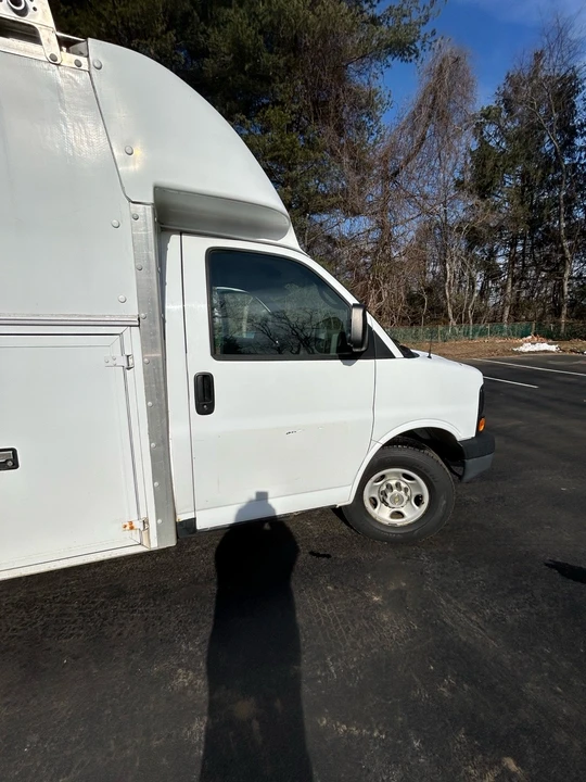 2005 Chevrolet Express - Image 2 of 10