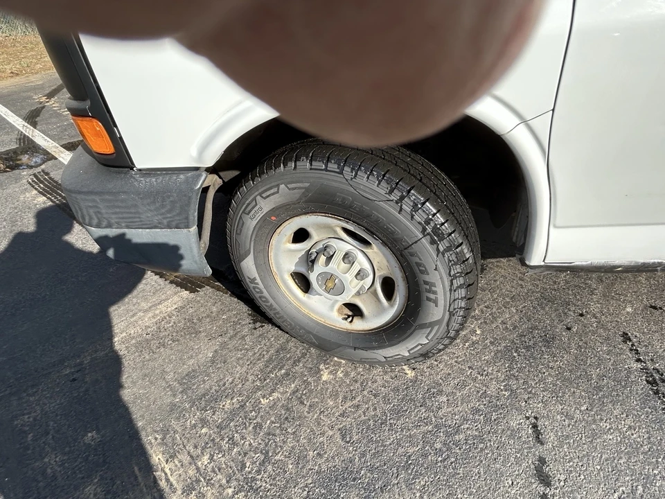 2005 Chevrolet Express - Image 3 of 10