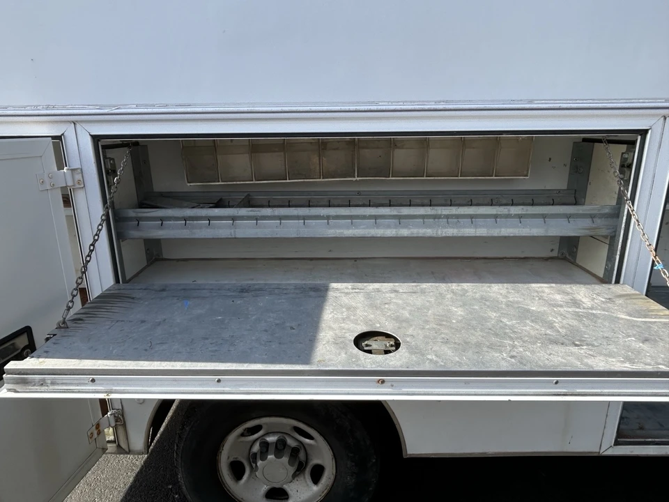 2005 Chevrolet Express - Image 6 of 10