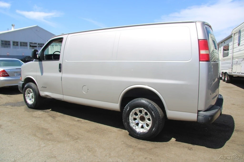 2005 Chevrolet Express - Image 3 of 21