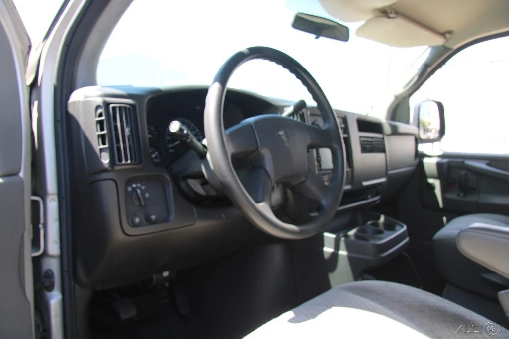 2005 Chevrolet Express - Image 14 of 21