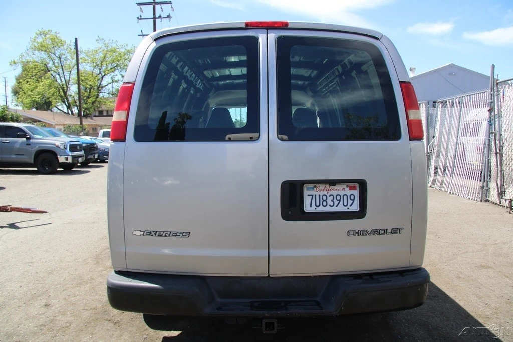 2005 Chevrolet Express - Image 6 of 21