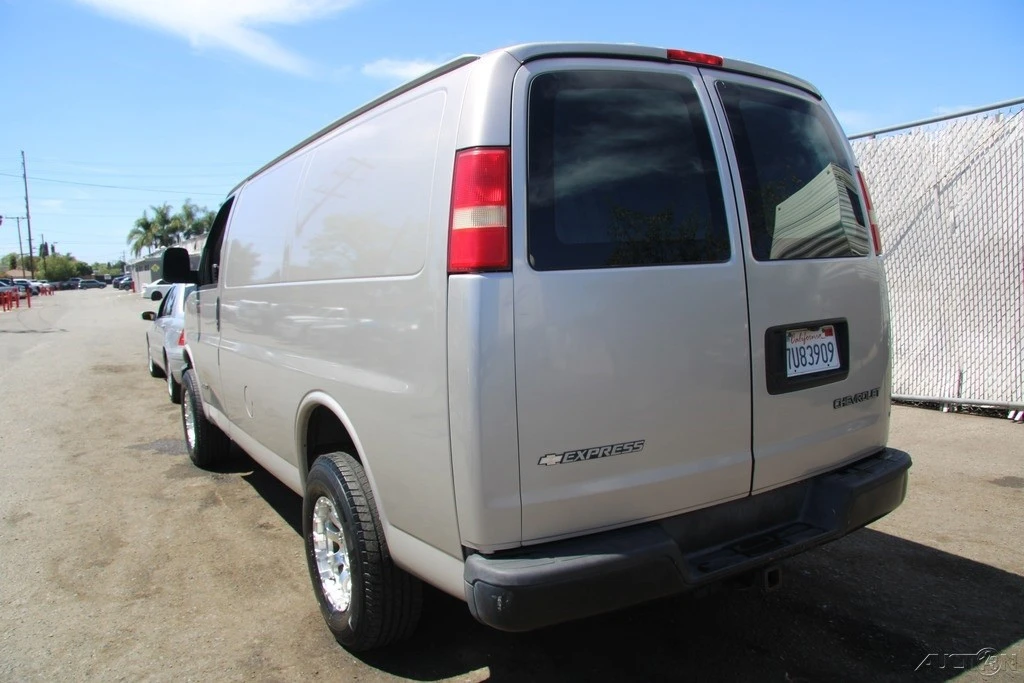 2005 Chevrolet Express - Image 5 of 21