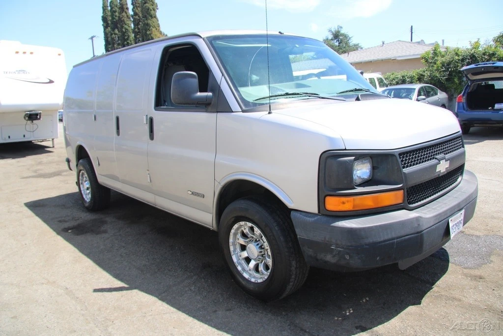 2005 Chevrolet Express - Image 9 of 21