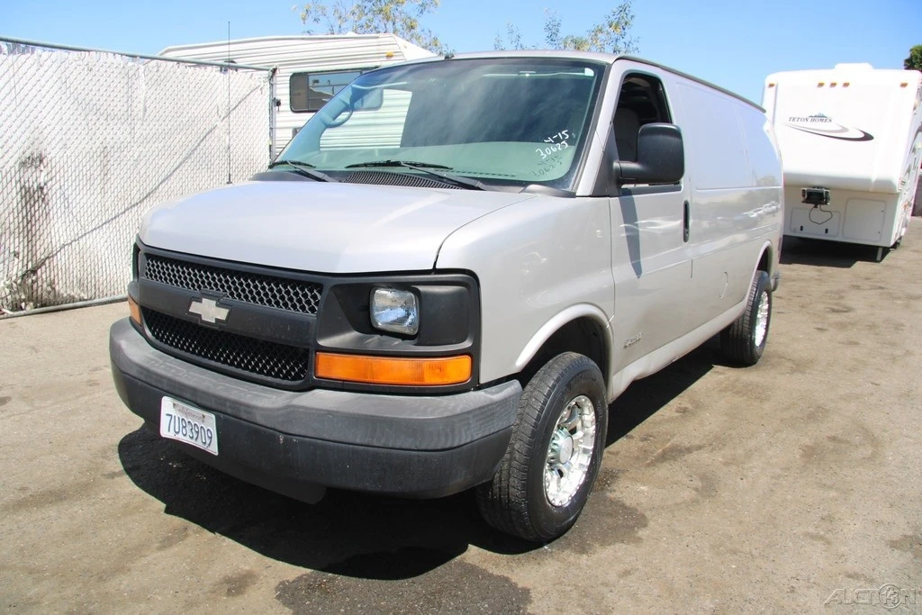 2005 Chevrolet Express - Image 2 of 21
