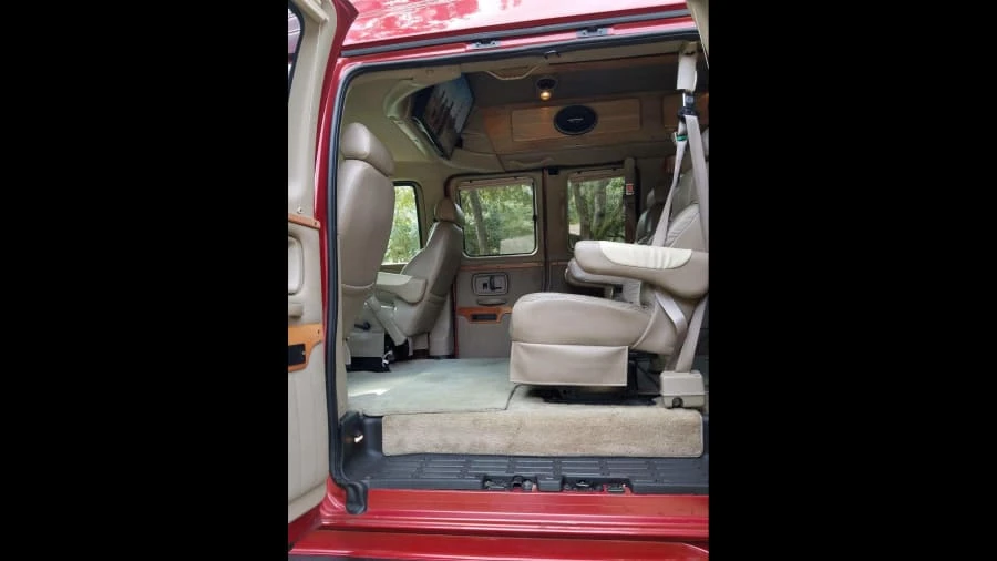 2005 Chevrolet Express - Image 8 of 11