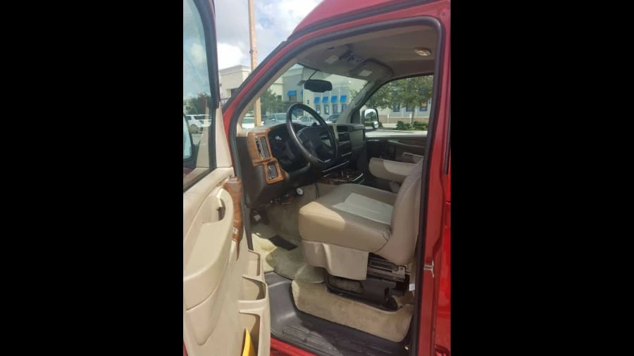 2005 Chevrolet Express - Image 4 of 11