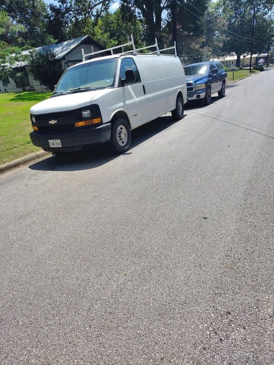 2005 Chevrolet Express - Image 2 of 3