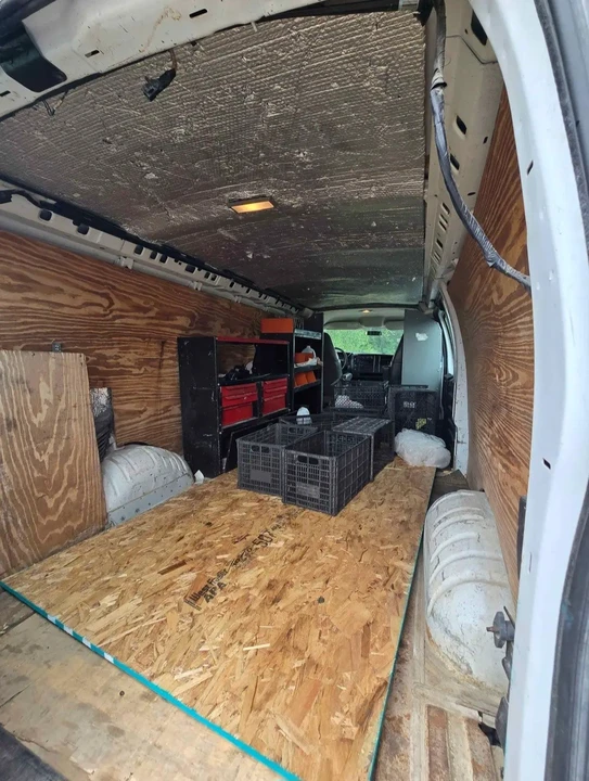 2005 Chevrolet Express - Image 10 of 10