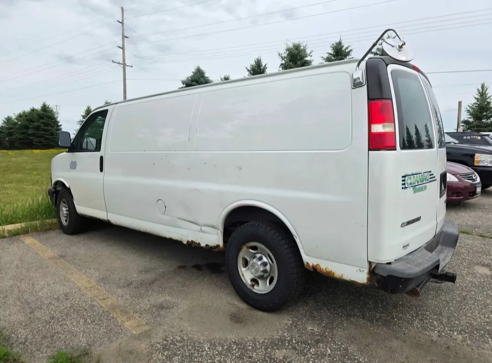 2005 Chevrolet Express - Image 3 of 10