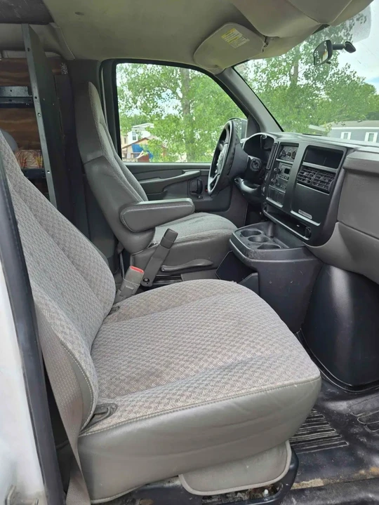 2005 Chevrolet Express - Image 8 of 10