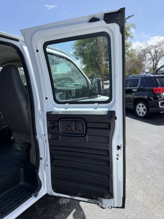 2005 Chevrolet Express - Image 20 of 21