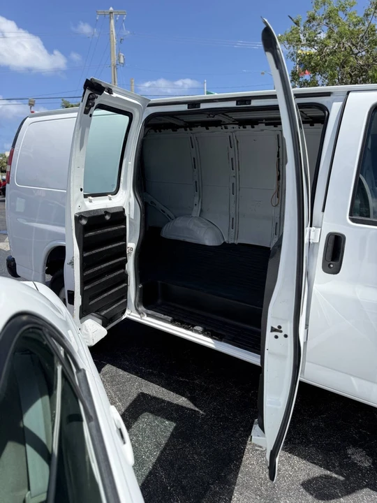 2005 Chevrolet Express - Image 18 of 21