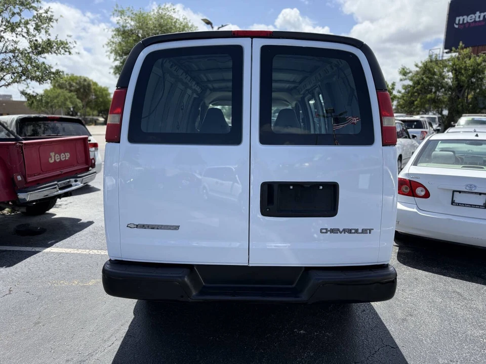 2005 Chevrolet Express - Image 4 of 21
