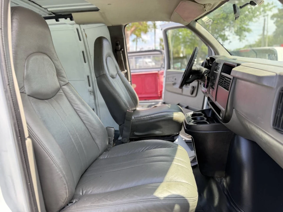 2005 Chevrolet Express - Image 10 of 21