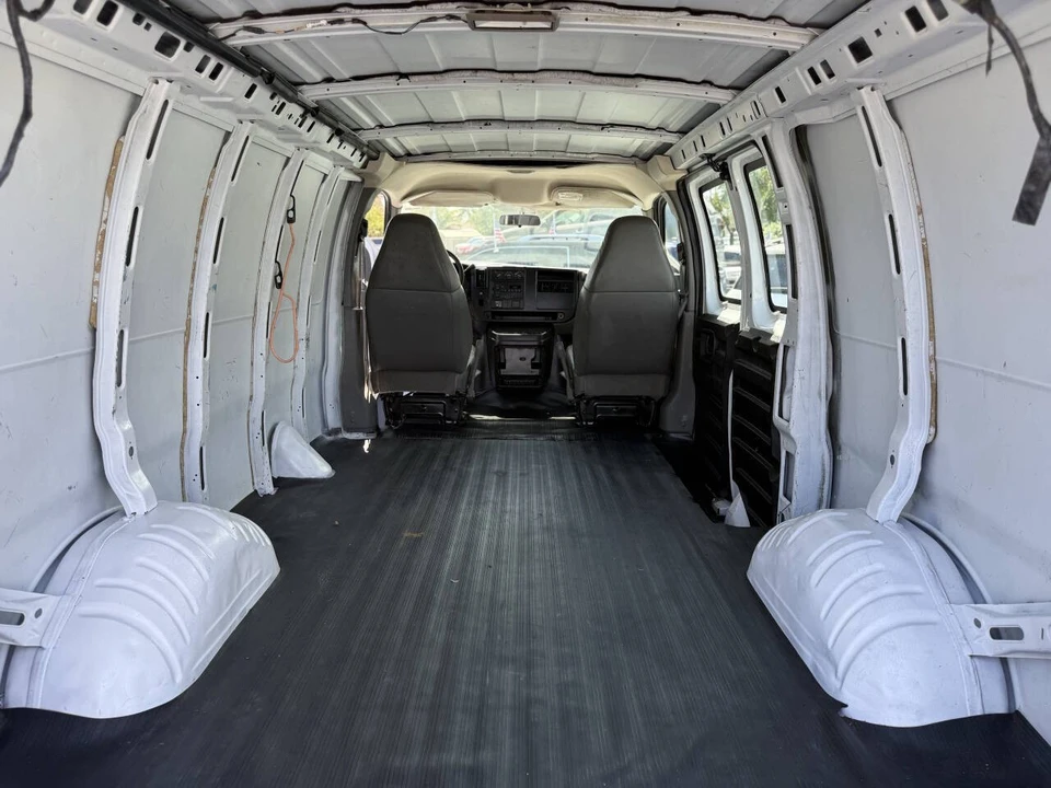 2005 Chevrolet Express - Image 14 of 21