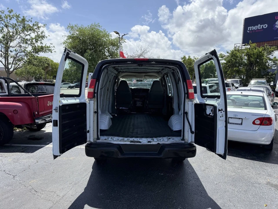 2005 Chevrolet Express - Image 13 of 21