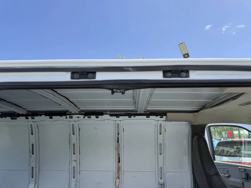 2005 Chevrolet Express - Image 19 of 21