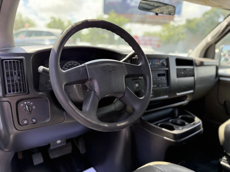 2005 Chevrolet Express - Image 9 of 21