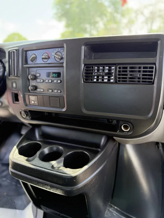 2005 Chevrolet Express - Image 11 of 21