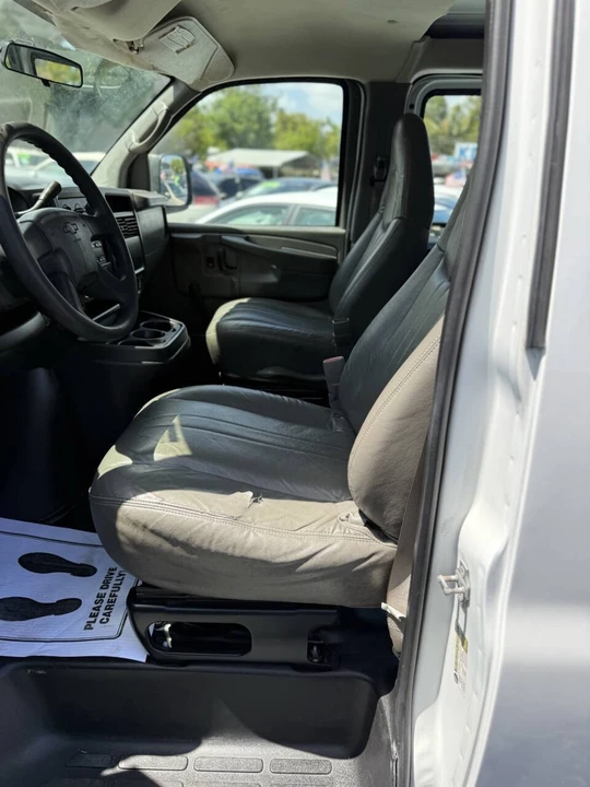 2005 Chevrolet Express - Image 8 of 21