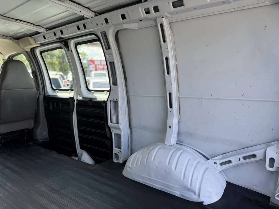 2005 Chevrolet Express - Image 15 of 21