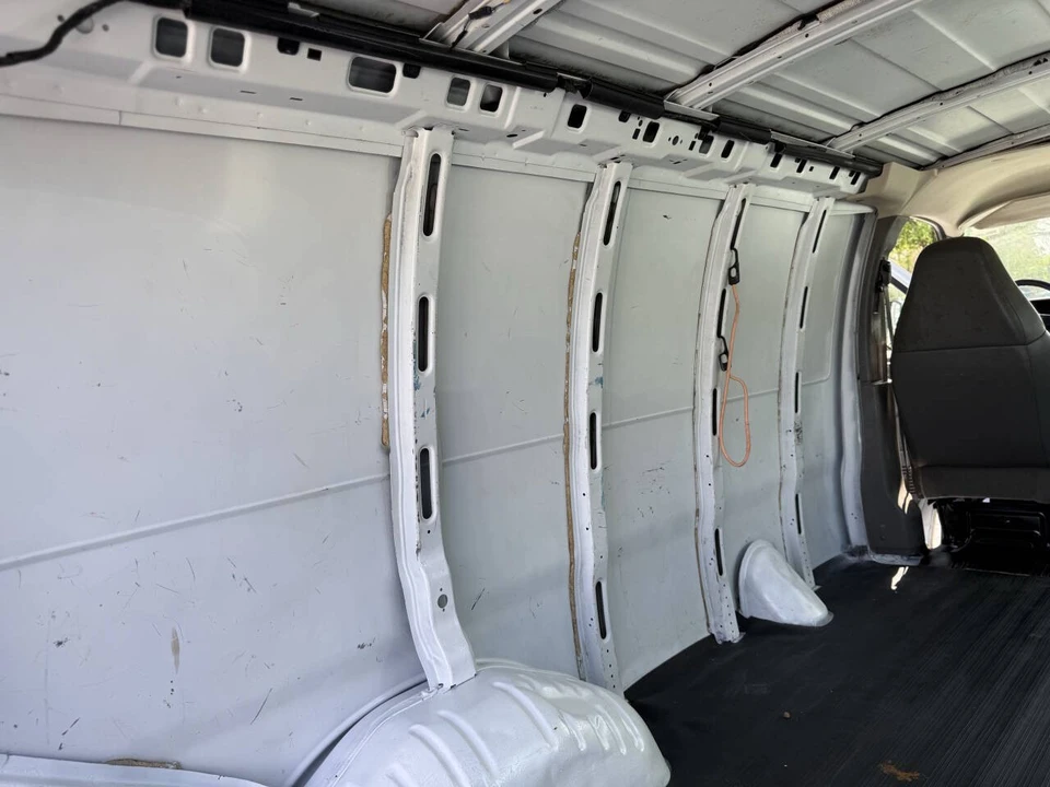 2005 Chevrolet Express - Image 16 of 21