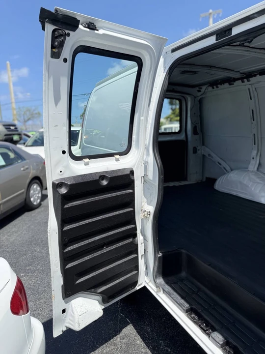 2005 Chevrolet Express - Image 17 of 21