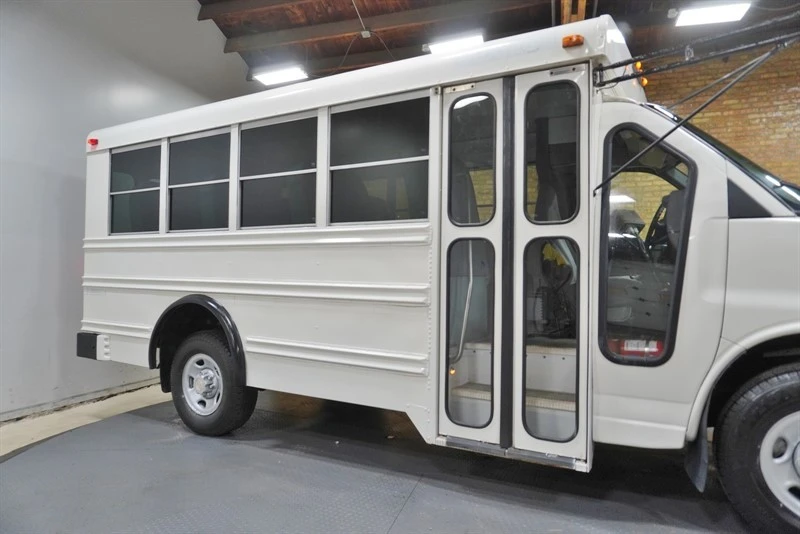 2005 Chevrolet Express - Image 10 of 21