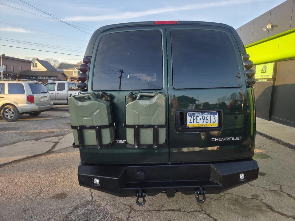 2005 Chevrolet Express - Image 9 of 21