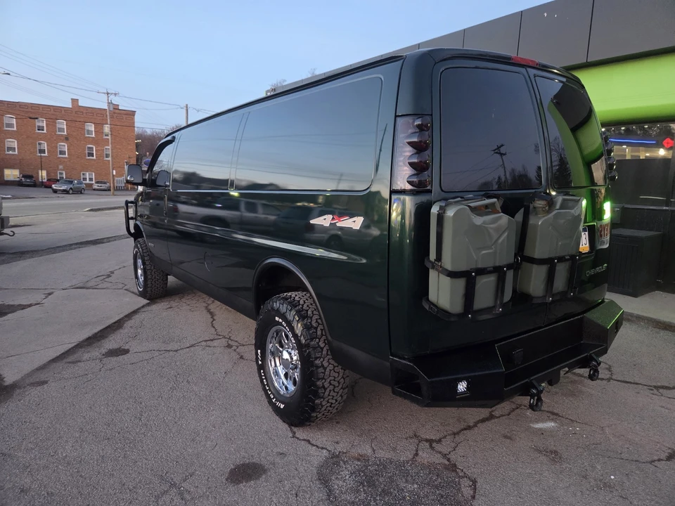 2005 Chevrolet Express - Image 8 of 21
