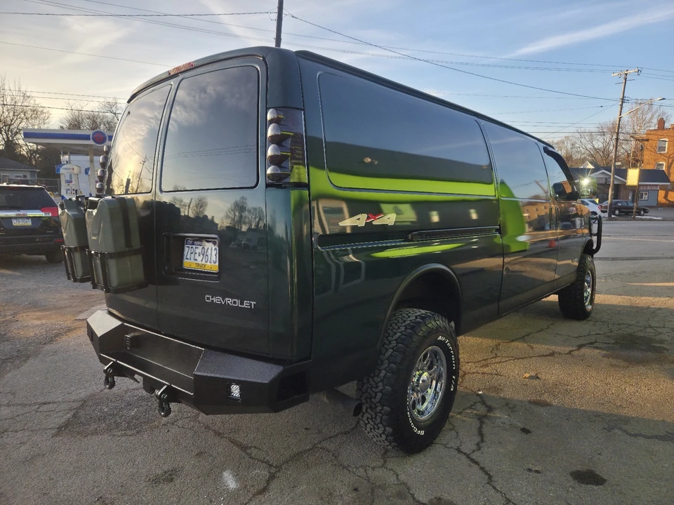 2005 Chevrolet Express - Image 10 of 21