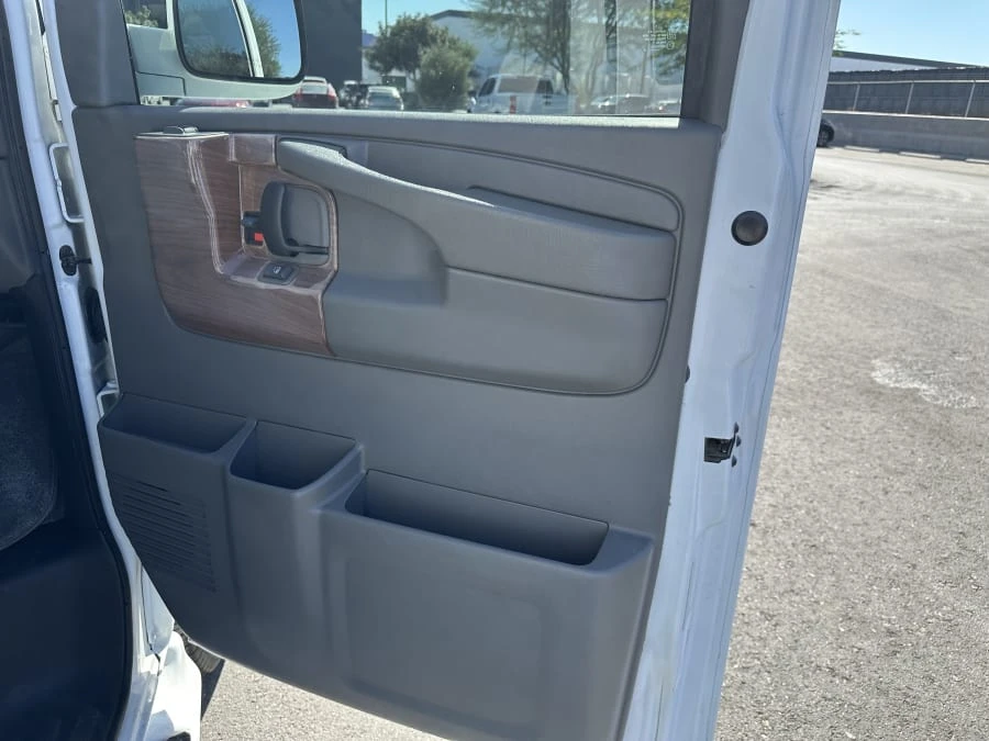 2005 Chevrolet Express - Image 15 of 25