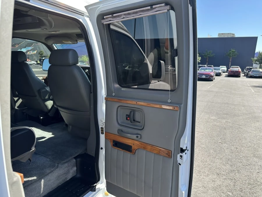 2005 Chevrolet Express - Image 20 of 25