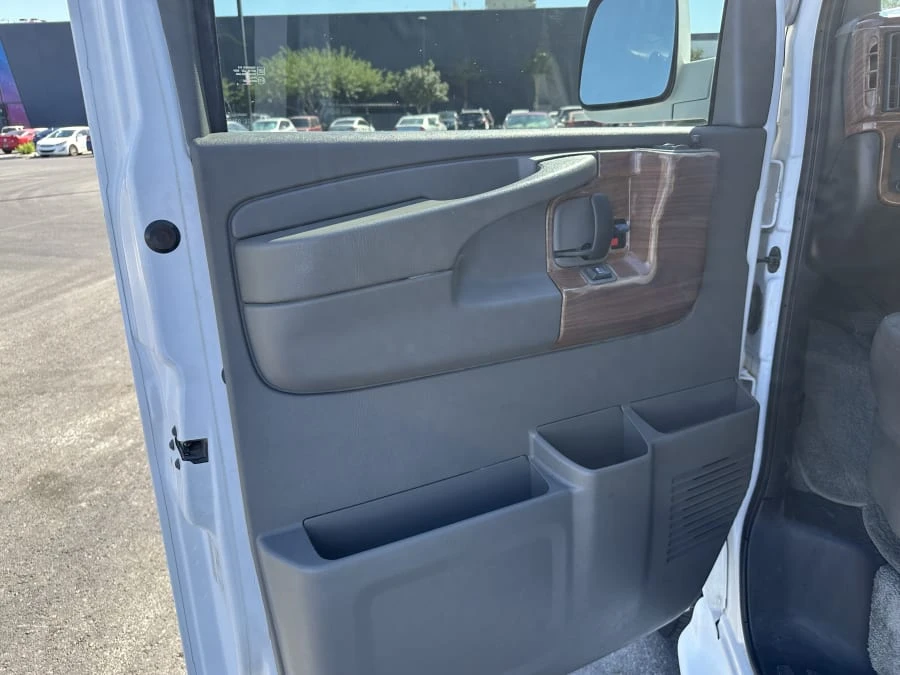 2005 Chevrolet Express - Image 12 of 25
