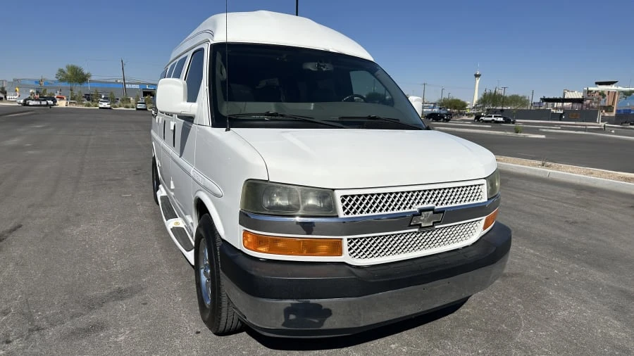 2005 Chevrolet Express - Image 4 of 25