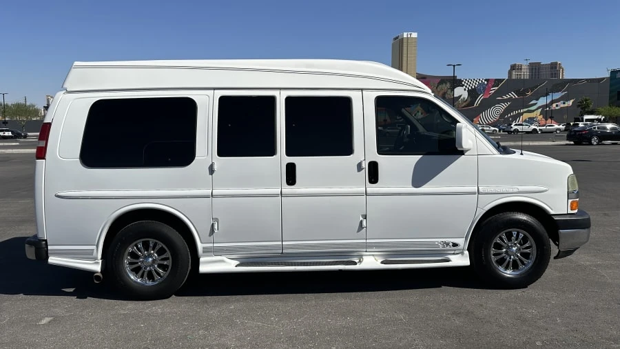 2005 Chevrolet Express - Image 2 of 25
