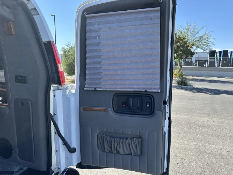 2005 Chevrolet Express - Image 11 of 25