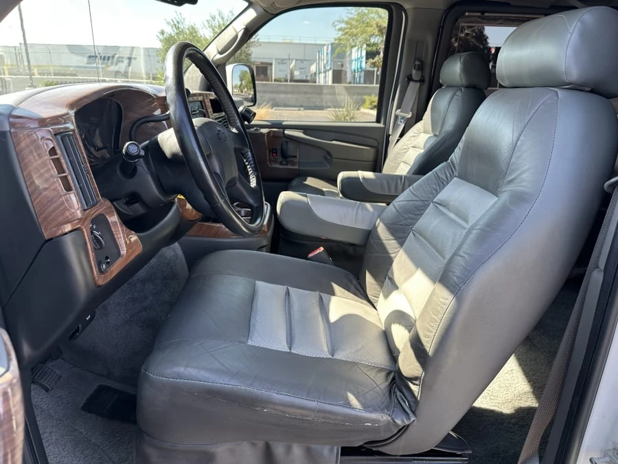 2005 Chevrolet Express - Image 10 of 25