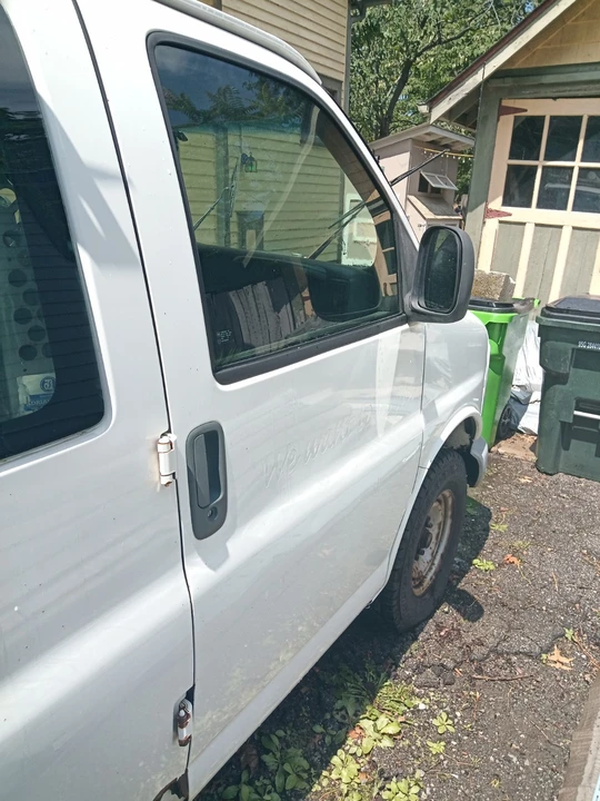 2005 Chevrolet - Image 8 of 17