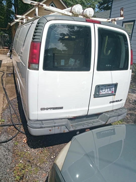 2005 Chevrolet - Image 5 of 17