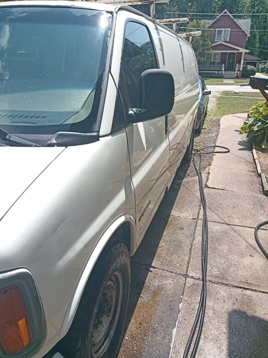 2005 Chevrolet - Image 2 of 17