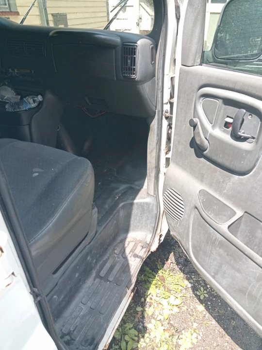 2005 Chevrolet - Image 11 of 17