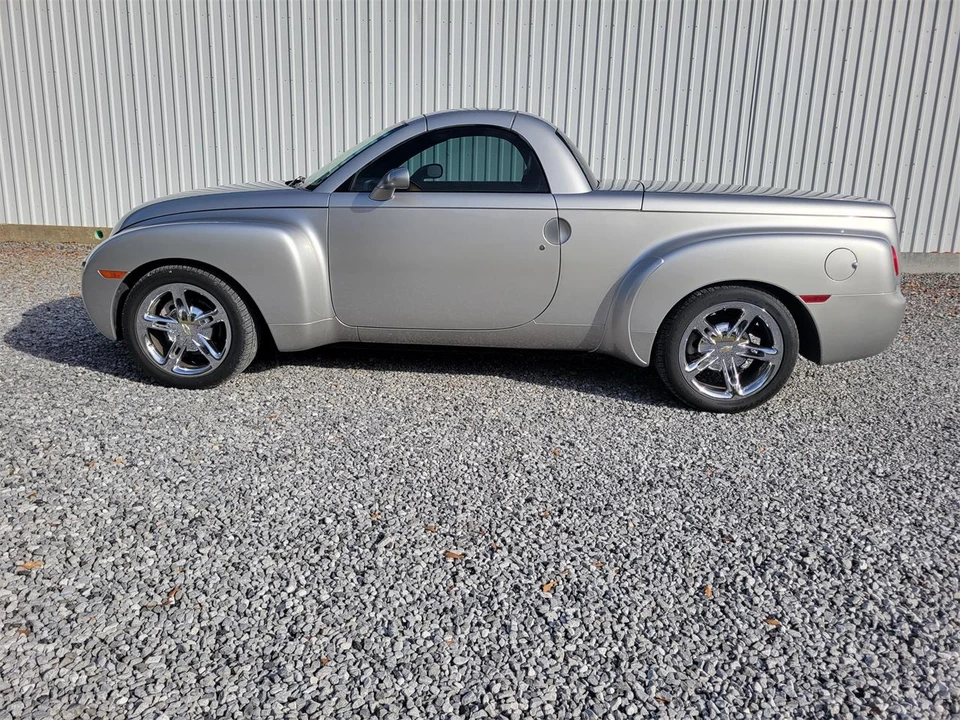 2005 Chevrolet SSR - Image 2 of 16